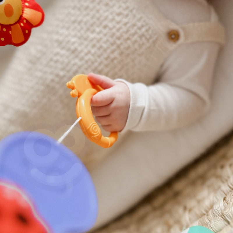 WOOPIE BABY Pannband Rosetthänge för en sängvagnssits